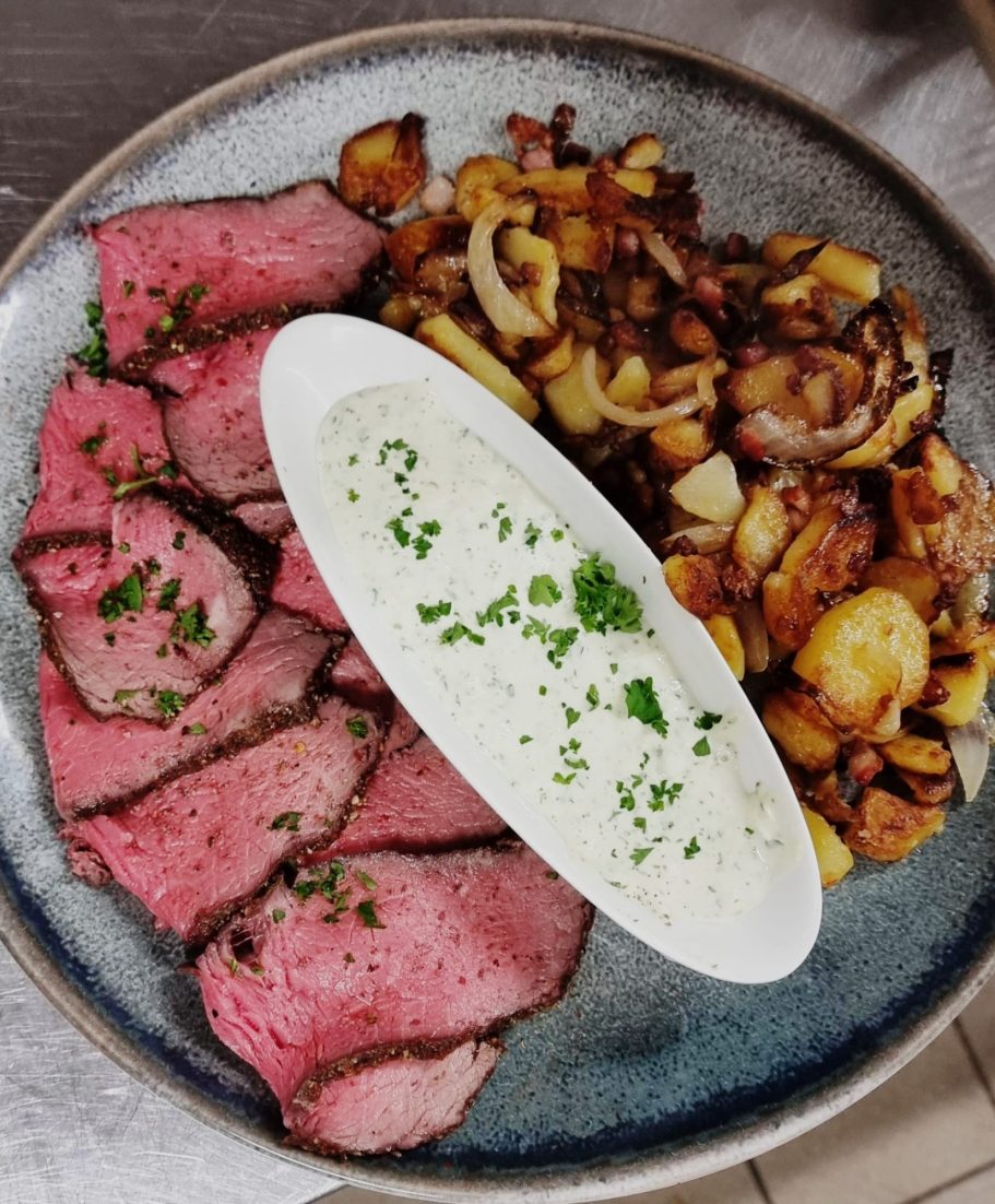 Zartes Roastbeef mit Bratkartoffeln und hausgemachter Remouladen Sauce Zartes Roastbeef mit Bratkartoffeln und hausgemachter Remouladen Sauce