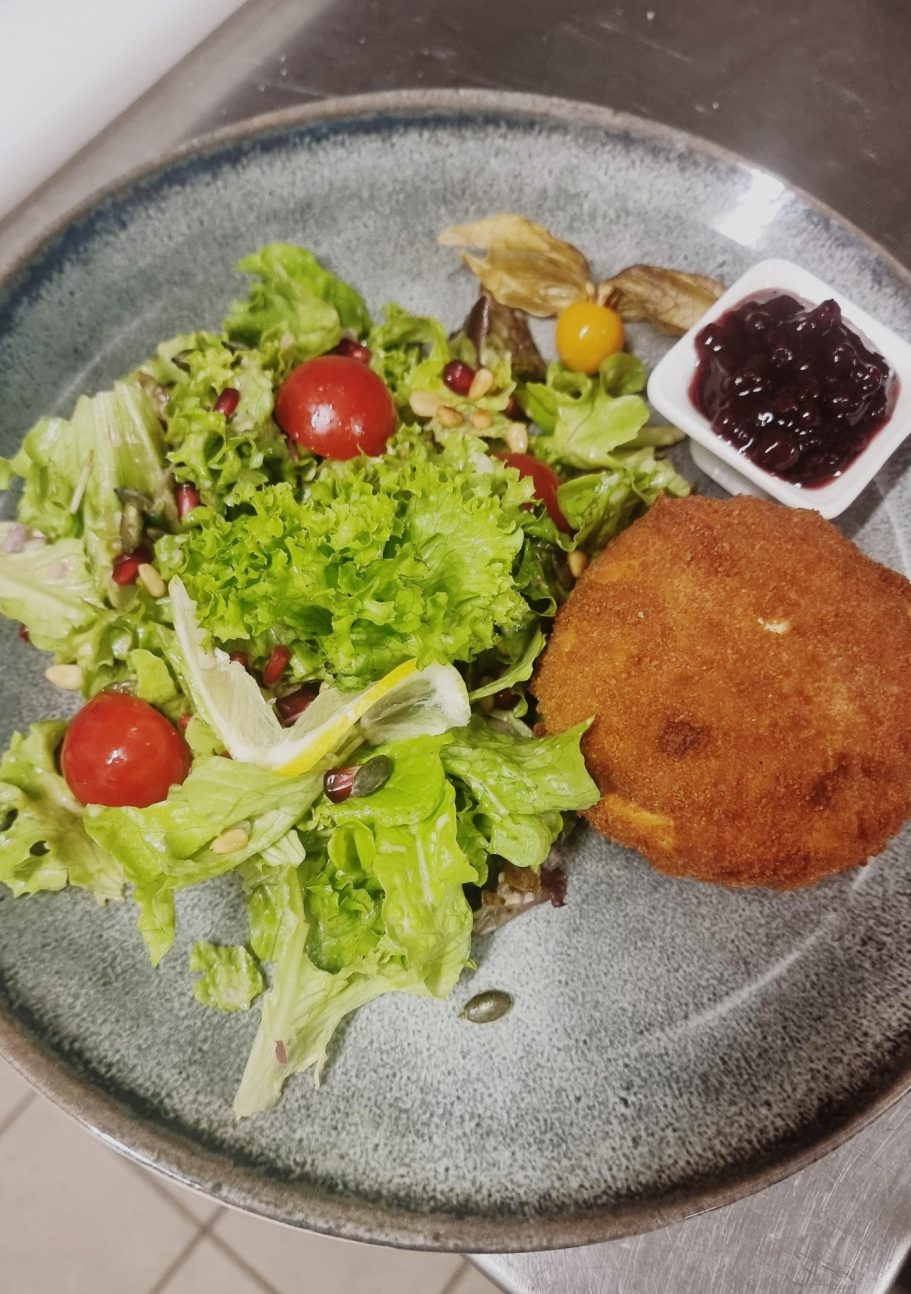 Gebackener Camembert Französischer Weichkäse mit Preiselbeeren auf kleinem Beilagensalatbett