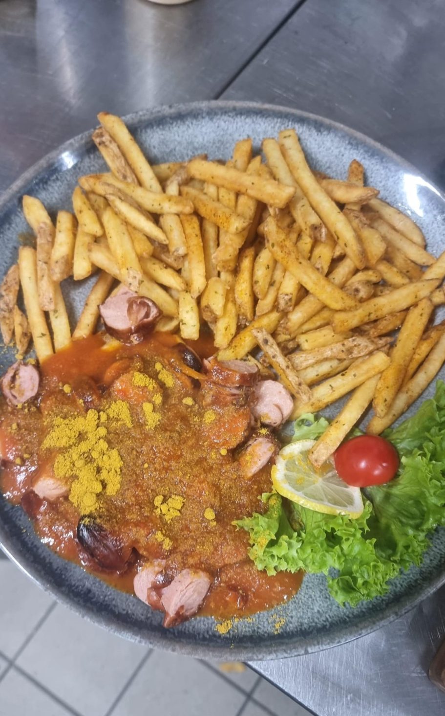 Currywurst vom Duroc-Schwein Currywurst vom Duroc-Schwein mit rustikalen Pommes Frites, hausgemachter Currysauce, Salatgarnitur