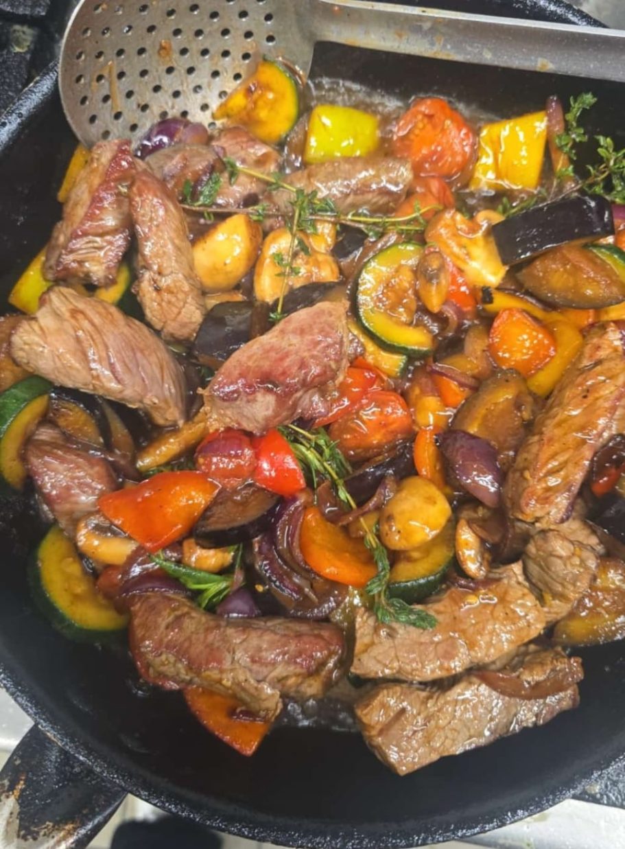 Argentinische Steakpfanne mit mediterranem Gemüse Argentinische Steakpfanne mit mediterranem Gemüse